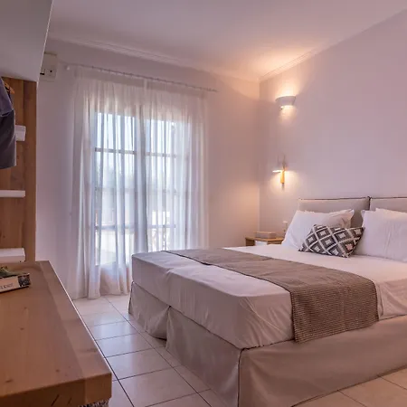 Konstantinos 3* آداماس